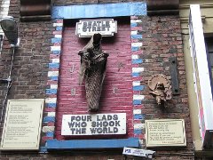 Statue, Mathew Street, "Four Lads Who Shook the World". Der kleine Engel wurde nach John's Tod hinzugefgt.