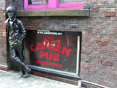 John Lennon vor dem Cavern Pub