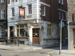7 Duke Street, The Devonshire Arms, einem Pub den sie öfters besuchten, in der Nähe des EMI House