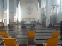 Wir bauen auf. Der Nebel trübt den Kirchenraum. Liegestühle in der Kirche!